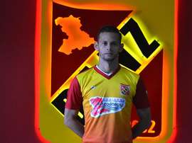 El nuevo jugador del Deportivo Anzoátegui Leonardo Falcón, en su presentación oficial. DeportivoAnzoateguiSC