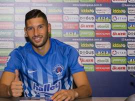 El nuevo jugador del Kasimpasa, Cristian Guanca, en su presentación con su nuevo club. KasimpasaSpor