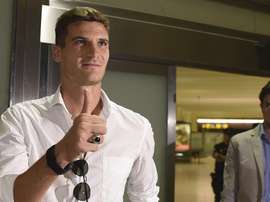 El nuevo jugador del Sevilla, Marco Andreolli, a su llegada a la capital hispalense. SevillaFC