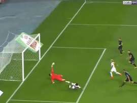 Paradón del portero de los 'All White'. Captura/beINSports