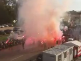 Los ultras impidieron el paso al autobús de Le Havre. Captura