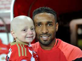 La Fondation Sir Bobby Robson remettra une médaille au joueur. Defoe