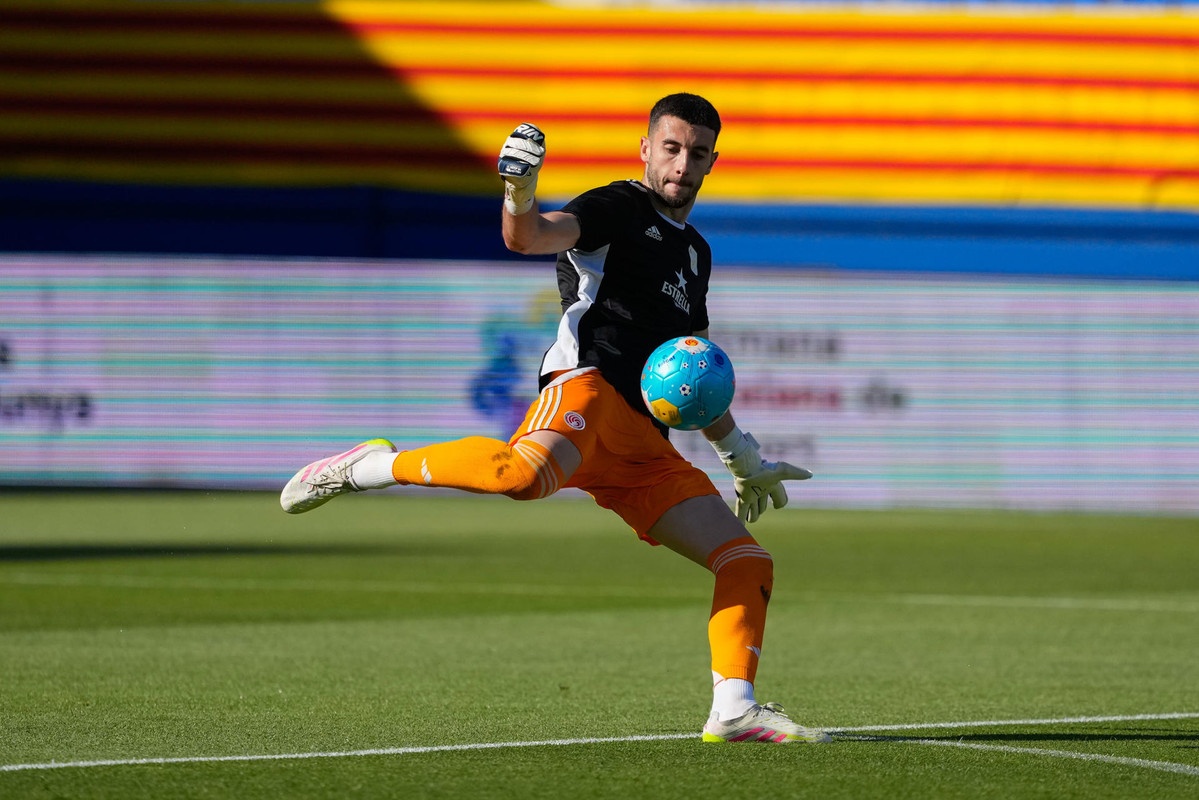 Joan García da pistas, prioriza jugar y abre la puerta al extranjero