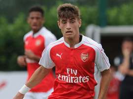 El prometedor jugador del Arsenal firma su primer contrato profesional. Arsenal
