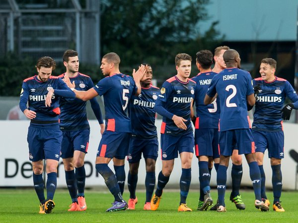 El PSV Eindhoven arrasa en Nimega y conserva el liderato