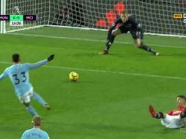 Le Brésilien a fait perdre l'équilibre à Marcos Rojo. DirecTVSports+