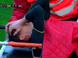 El sevillista Marco Andreolli es retirado en camilla tras lesionarse a los veinte minutos del encuentro entre la Real Sociedad y el Sevilla. Twitter