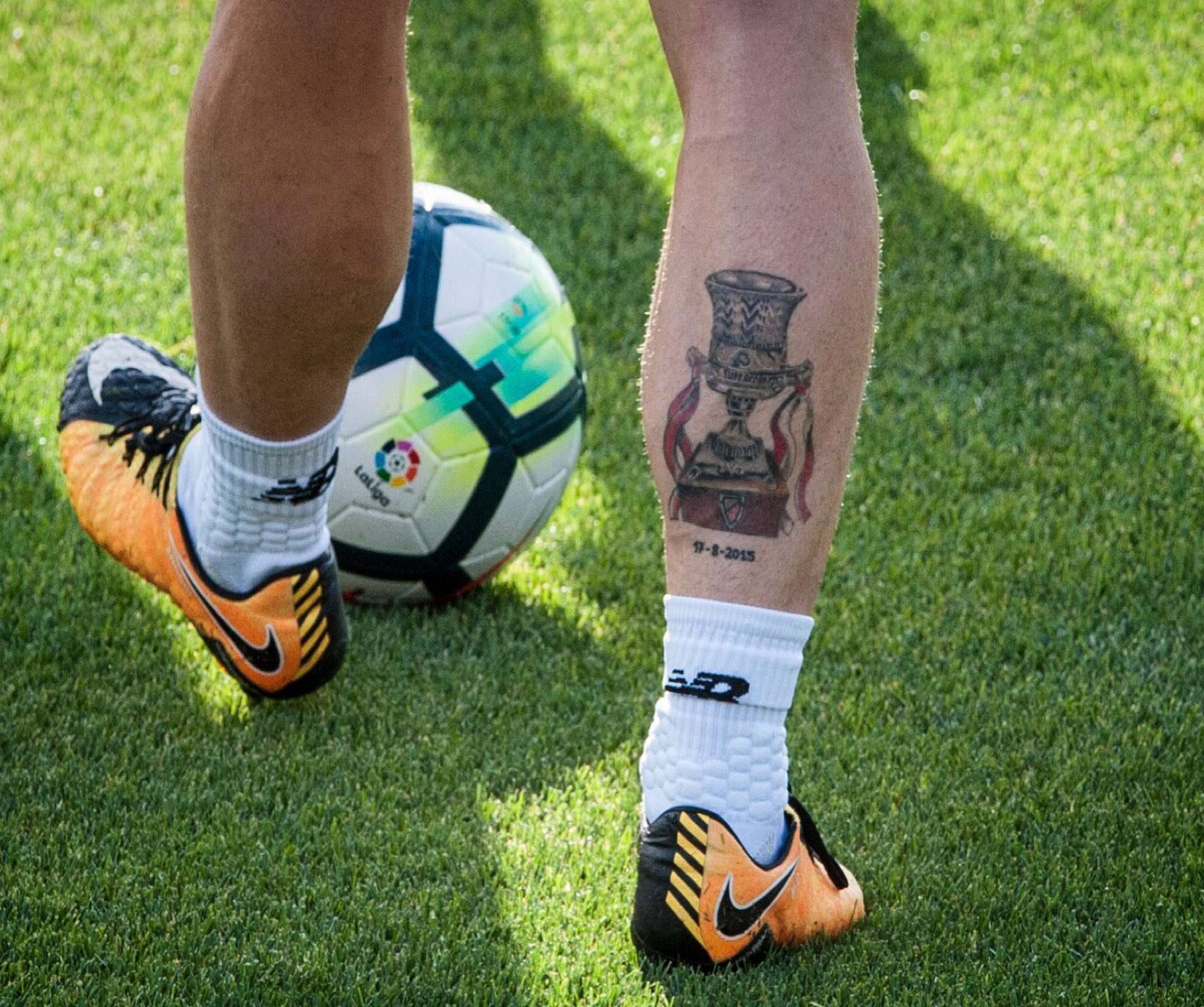 Cules - Página 12 El-tatuaje-que-luce-iker-muniain-en-su-gemelo-derecho--rememorando-la-supercopa-de-espana-que-gano-con-el-athletic-en-2015--twitter-ikermuniain10