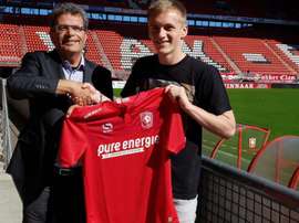 Matt Smith se va cedido al Twente. FCTwente/Twitter