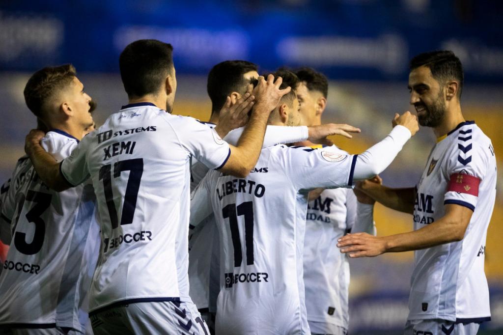 El UCAM Murcia se lleva el derbi solidario con solvencia