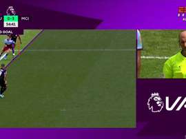 La première utilisation de la VAR en Premier League annule un but de City. Captura/ESPNBrasil
