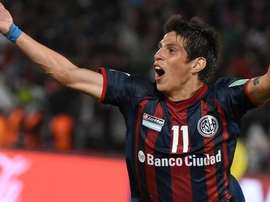 El volante Pablo Barrientos, celebra un tanto con San Lorenzo. AFP