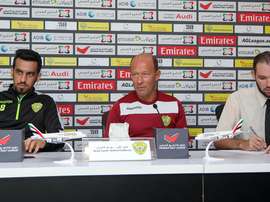 Gabriel Calderón (c) ha sido cesado como entrenador del Al-Wasl. AlWaslSC