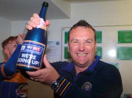 El ya ex entrenador del Shrewsbury Town Micky Mellon, celebrando el ascenso del equipo a la League One durante la temporada 2014-15. ShrewsburyTown