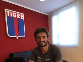 Emiliano Papa, en el momento de estampar su firma en el contrato que le vincula al Tigre hasta junio de 2017. Twitter