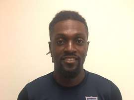 Emmanuel Adebayor, posando con la camiseta del İstanbul Başakşehir. Twitter