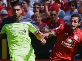 Emre Can protege el balón ante la presión de un rival del Mainz. LiverpoolFC