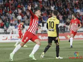 El Almería reacciona tras un mal inicio y salva un punto con uno menos. LaLiga
