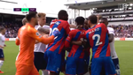 Zaha enloqueció tras un empujón de Tanganga y hubo tangana