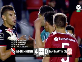 Feo gesto en el partido entre Independiente y San Martín. Twitter/TNTSportsLA