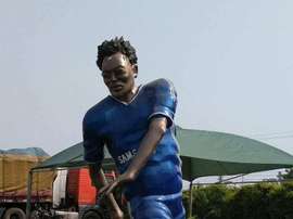 La estatua de Essien que se ha hecho viral en las redes sociales. Twitter