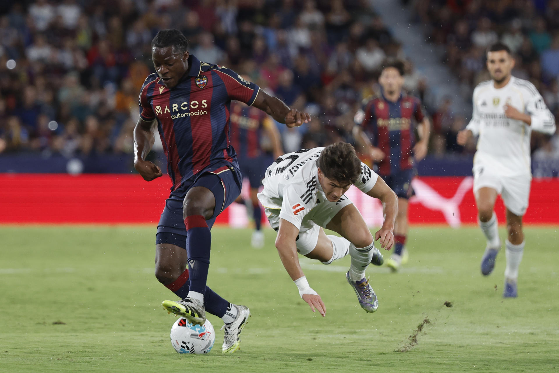 Mientras Barça o City siguen a Etta Eyong, Villarreal y Levante hacen cuentas