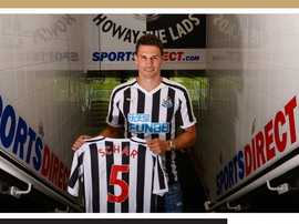 Schar signe à Newcastle. Twitter/NUFC