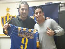 El delantero Fabricio Pedrozo posa con la camiseta de Atlanta. AtlantaOficial