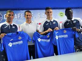 Fajr, Velázquez y Djené en su presentación con el Getafe. EFE