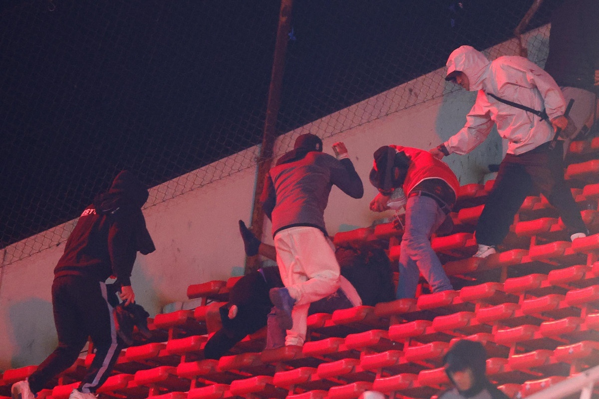 Una batalla campal entre aficiones obliga a suspender el Independiente-U de Chile