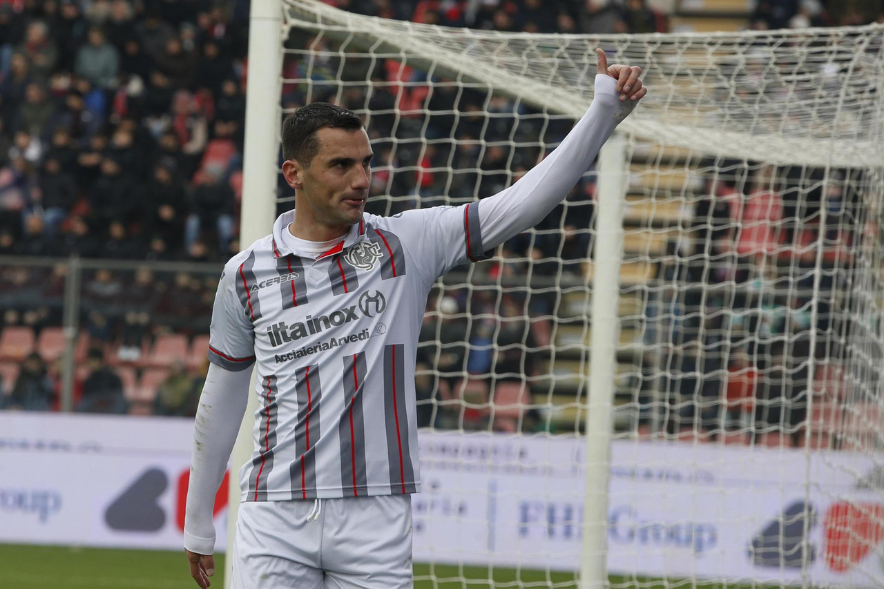Bonazzoli y Sanabria elevan al Cremonese