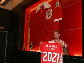 Fejsa renova até 2021 com o Benfica. Twitter/SLBenfica