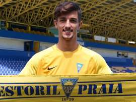 O lateral de 20 anos vai à procura de jogar, com regularidade, na primeira liga. estorilpraia