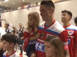 Fernando Torres entró al campo junto a sus hijos en su último partido profesional. Twitter/DAZN_ES