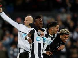 Os 'magpies' aproveitaram o empate do Brighton em Villa Park. Twitter
