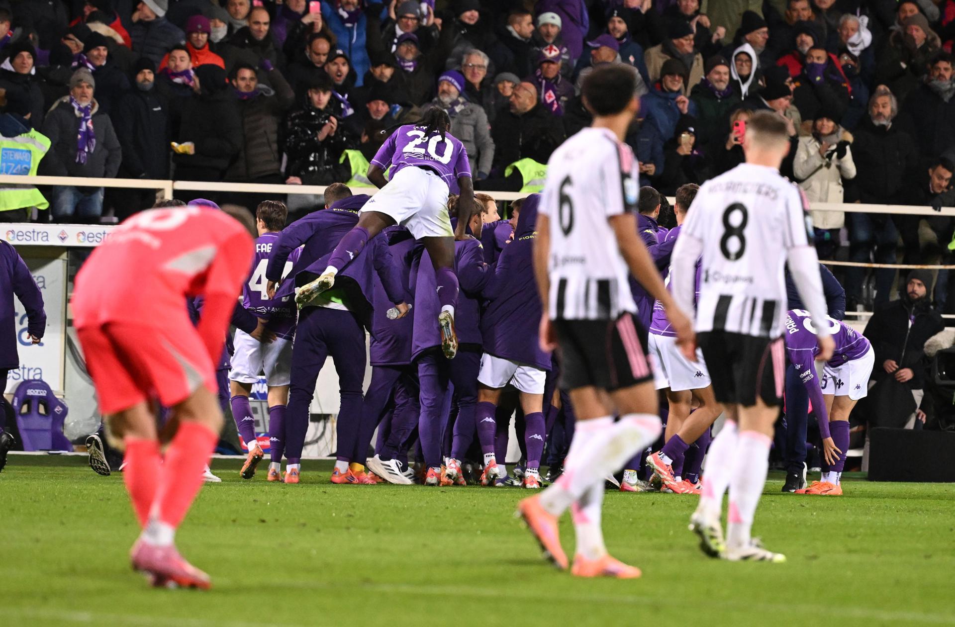 La Juve cede terreno en Florencia