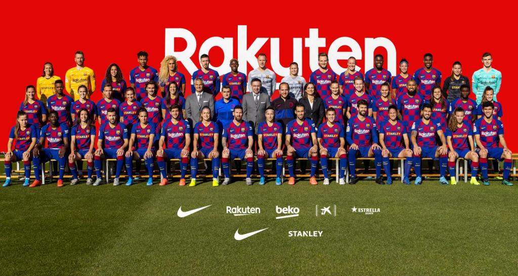 Les joueurs du Barça posent avec les féminines pour la photo ...