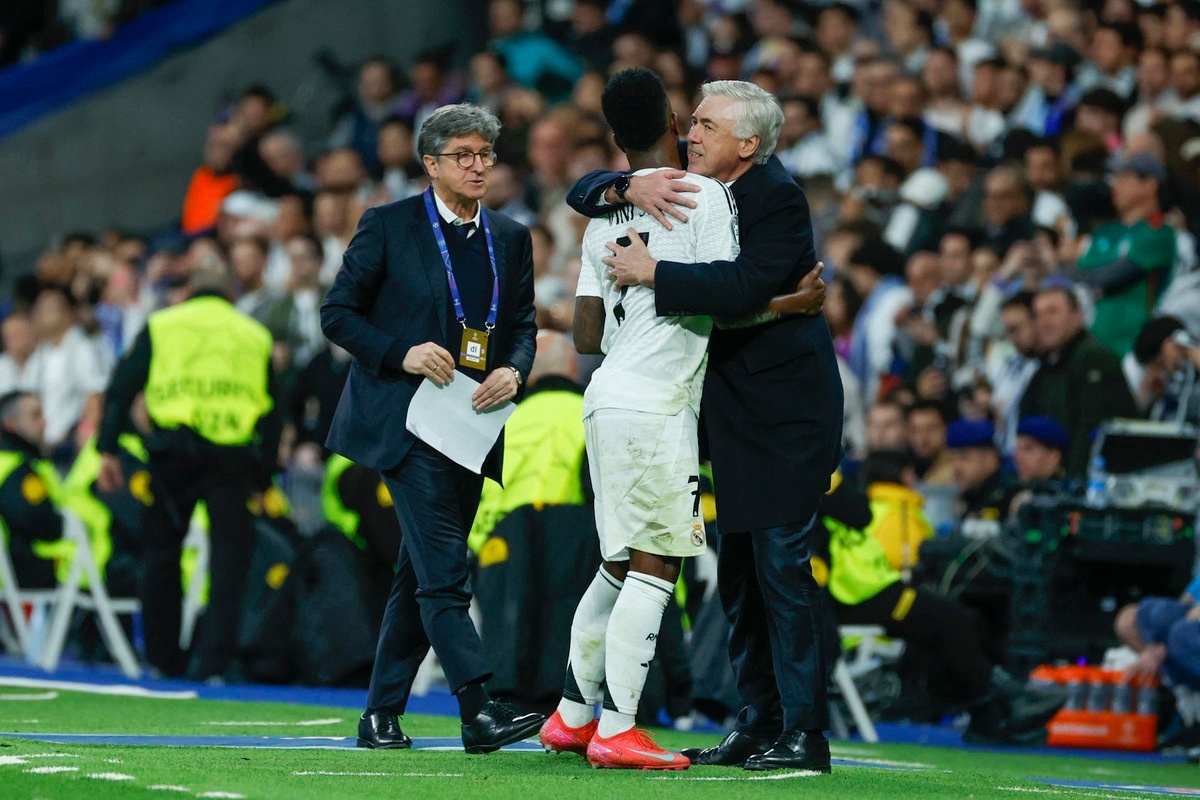 Vini dá as boas-vindas a Ancelotti na Seleção: 'Você é o melhor'