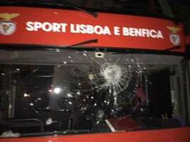 L'autobus de Benfica a de nouveau reçu des pierres. Twitter/miguelcampina