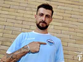 El zaguero firma hasta el 2023. Twitter/OfficialSSLazio