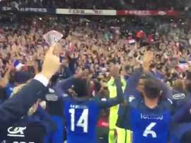 Les Franáis en communion avec le public du Stde de France. Twitter/EquipedeFrance