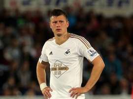 Franck Tabanou disputando un partido con el Swansea City. Twitter