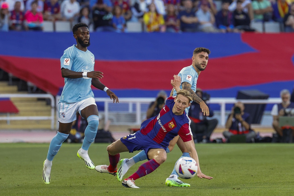 Barcelona's De Jong replaced due to ankle niggles