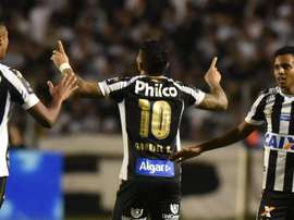Gabigol celebra uno de sus goles ante Paraná con Santos en septiembre de 2018. Santos