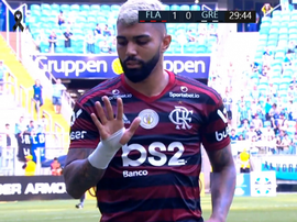 Gabigol é expulso e provoca a torcida gremista. Captura/Premiere