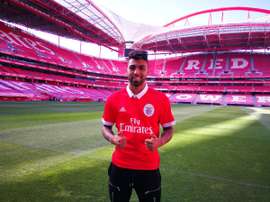 O internacional brasileiro pode estrear-se de águia ao peito já nesta sexta-feira. Twitter/SLBenfica