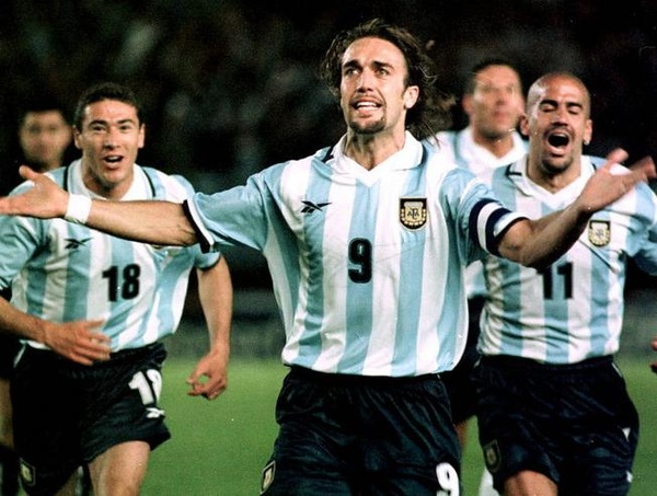 gabriel batistuta celebrando un gol con la seleccion argentina efe