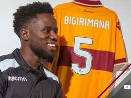 Gael Bigirimana firma con el Motherwell. MotherwellFC