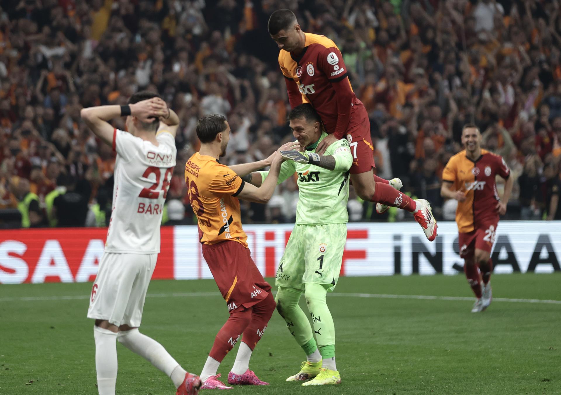 Morata conquista el doblete y Muslera se retira con gol