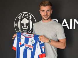 Garbutt posa con la camiseta del Wigan. Wigan